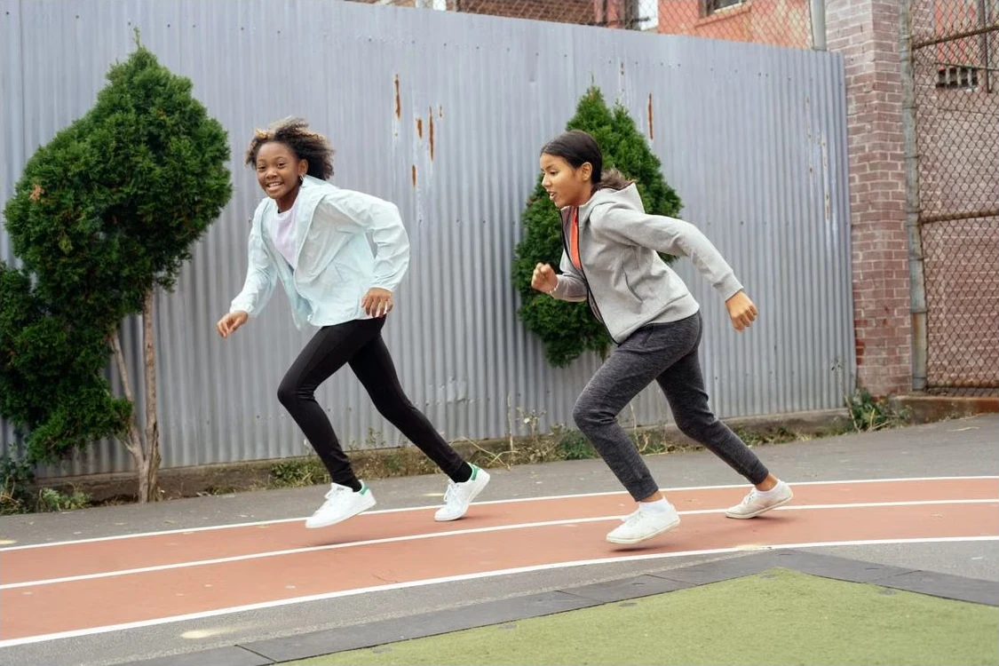 Foto illustrativa: bambine in corsa su una pista